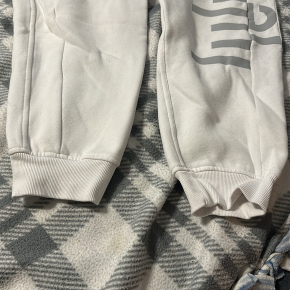 White Lululemon sweatpants size 4 not available to buy anymore - Picture 2 of 3
